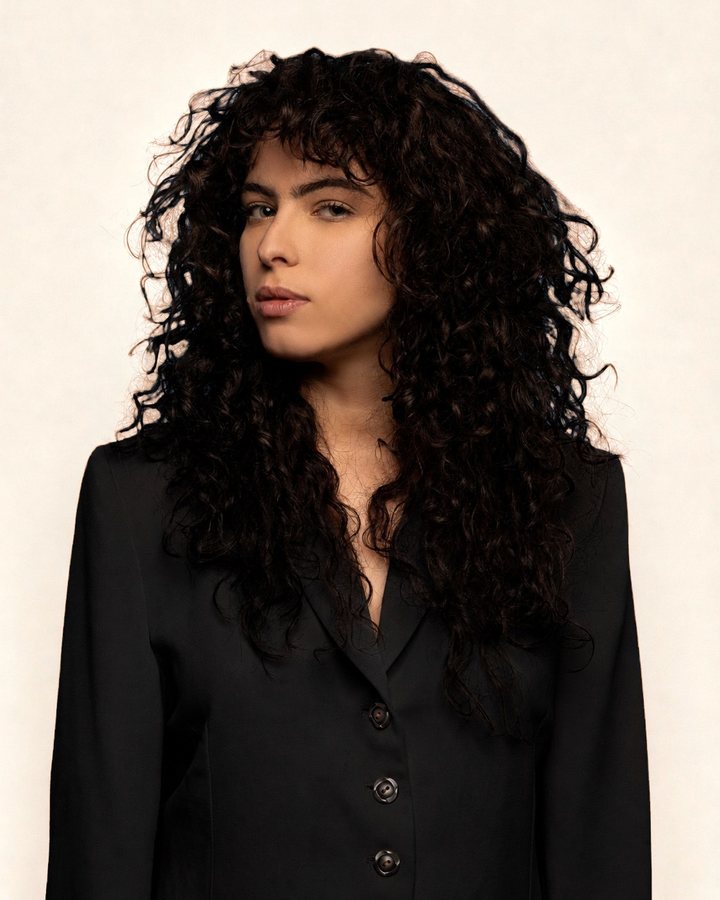 Luana, fundadora da Pacaya Estúdio, de blazer preto